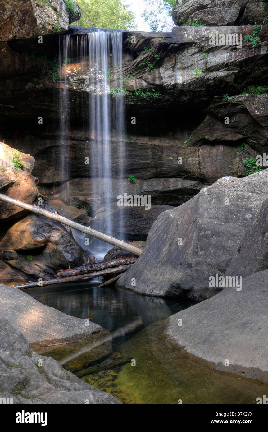Eagle Falls cascate a Cumberland Falls State Park Kentucky sottosquadro sporgenza di sottoquotazione riflessione Foto Stock