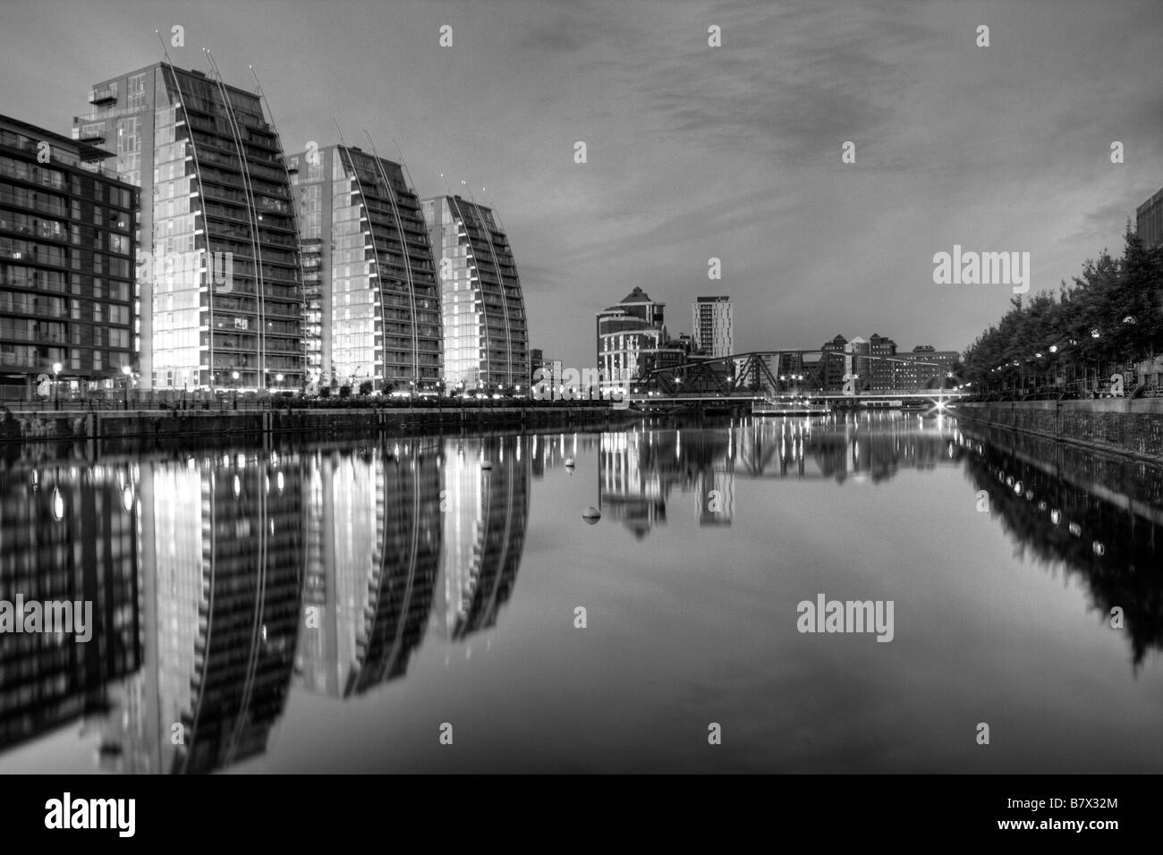 Appartamenti moderni, Huron bacino, Ponte di Detroit, con la Casa di Victoria in background, Salford Quays, Manchester, Regno Unito Foto Stock