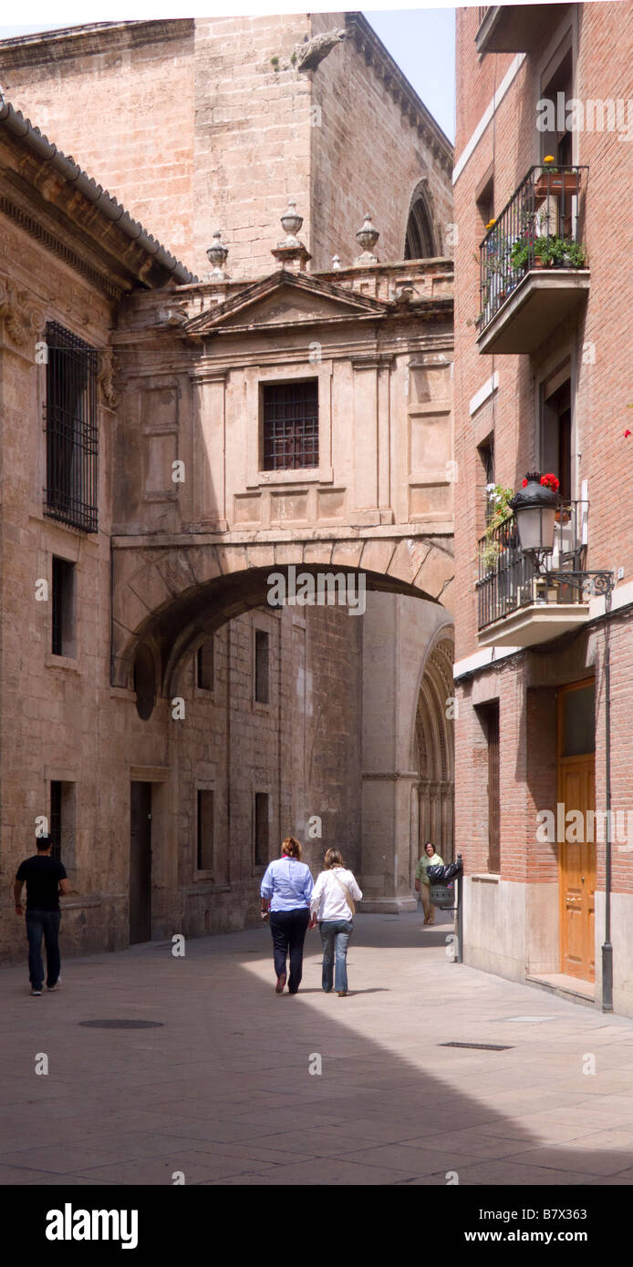 Persone che passeggiano attraverso un medievale back street vicino a La Catedral de Valencia Spagna Foto Stock