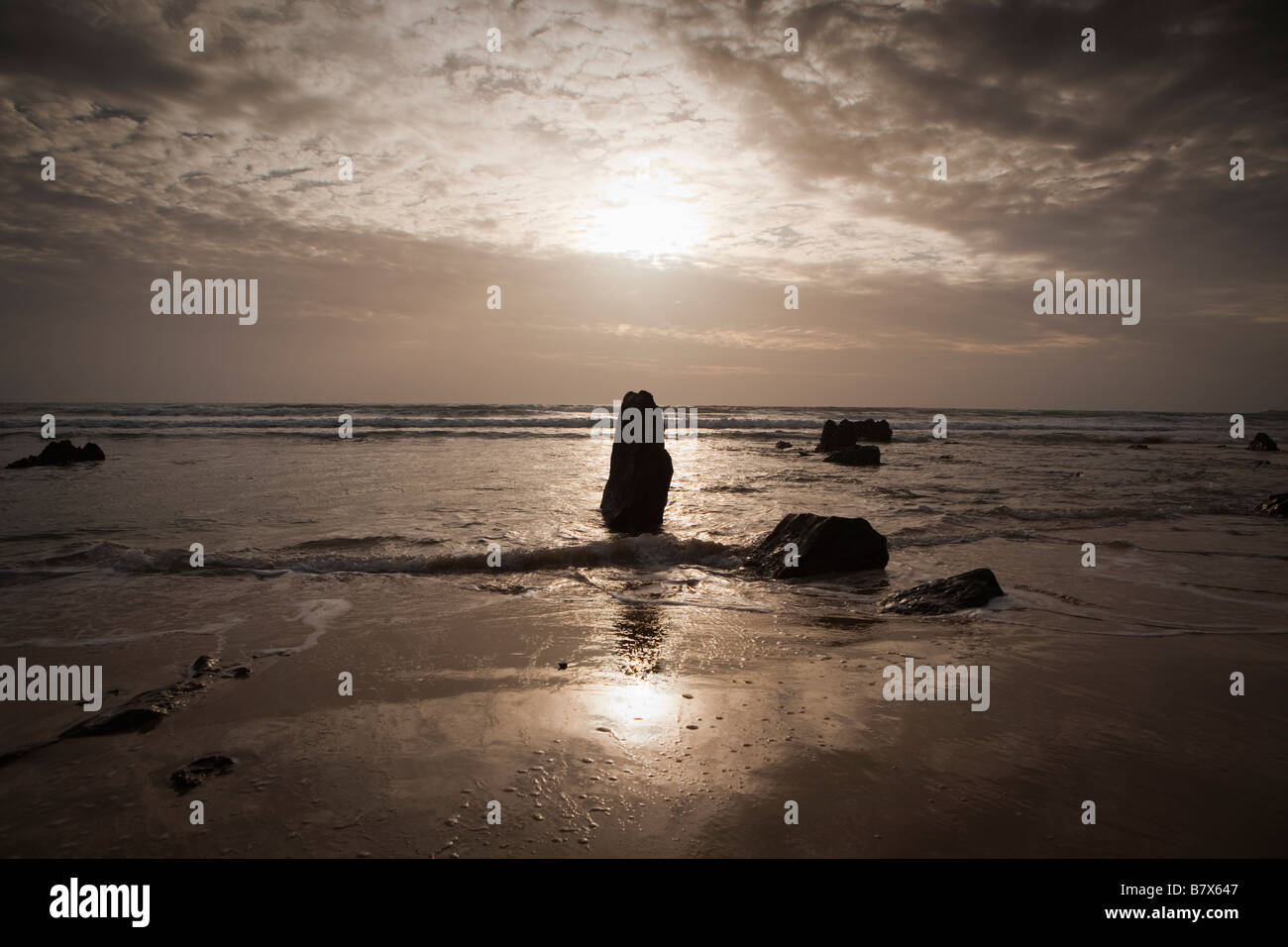 Scena naturale di rocce in Ocean Tarifa Spagna Foto Stock