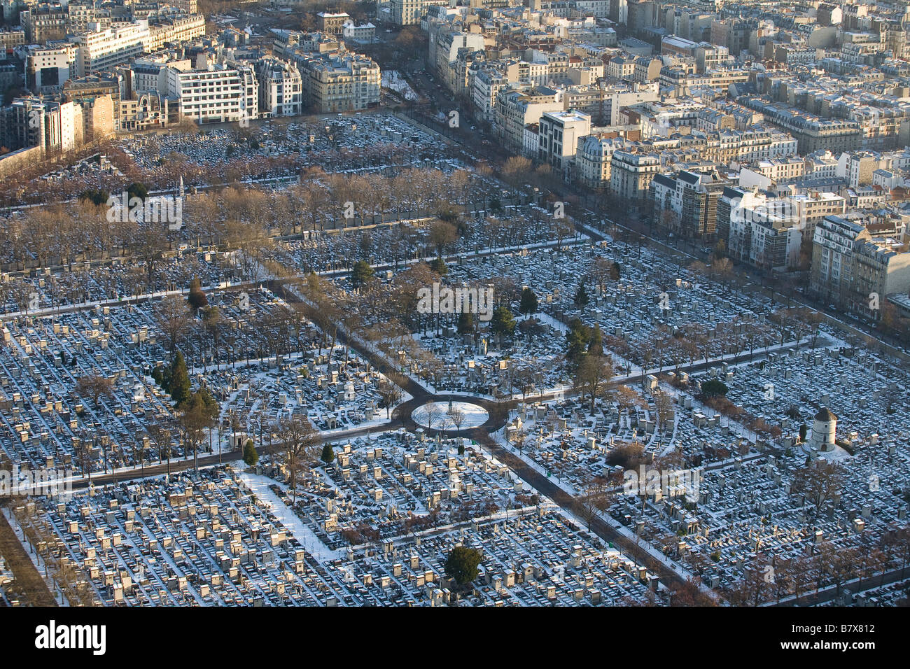 Cimitero nevicato a Parigi Foto Stock