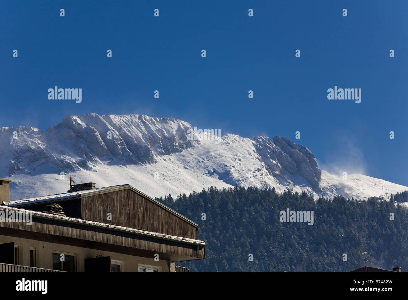 Chalet di montagna in background Foto Stock