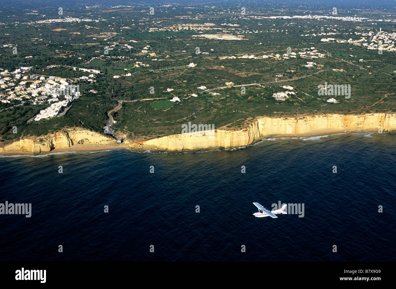 Un aereo di luce su una " voli panoramici' viaggio verso ovest lungo la costa Algarve in Portogallo meridionale Foto Stock