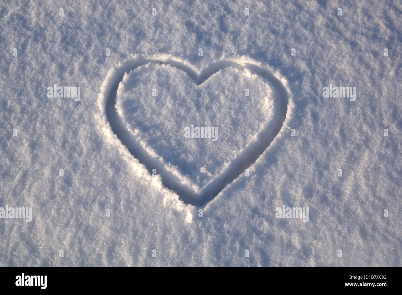 Cuore disegnato nella neve Foto Stock