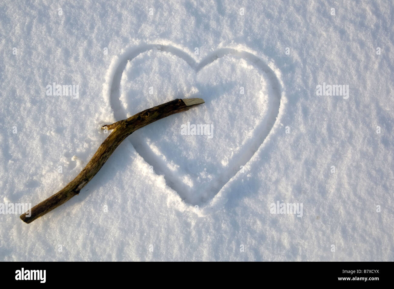 Cuore disegnato nella neve Foto Stock