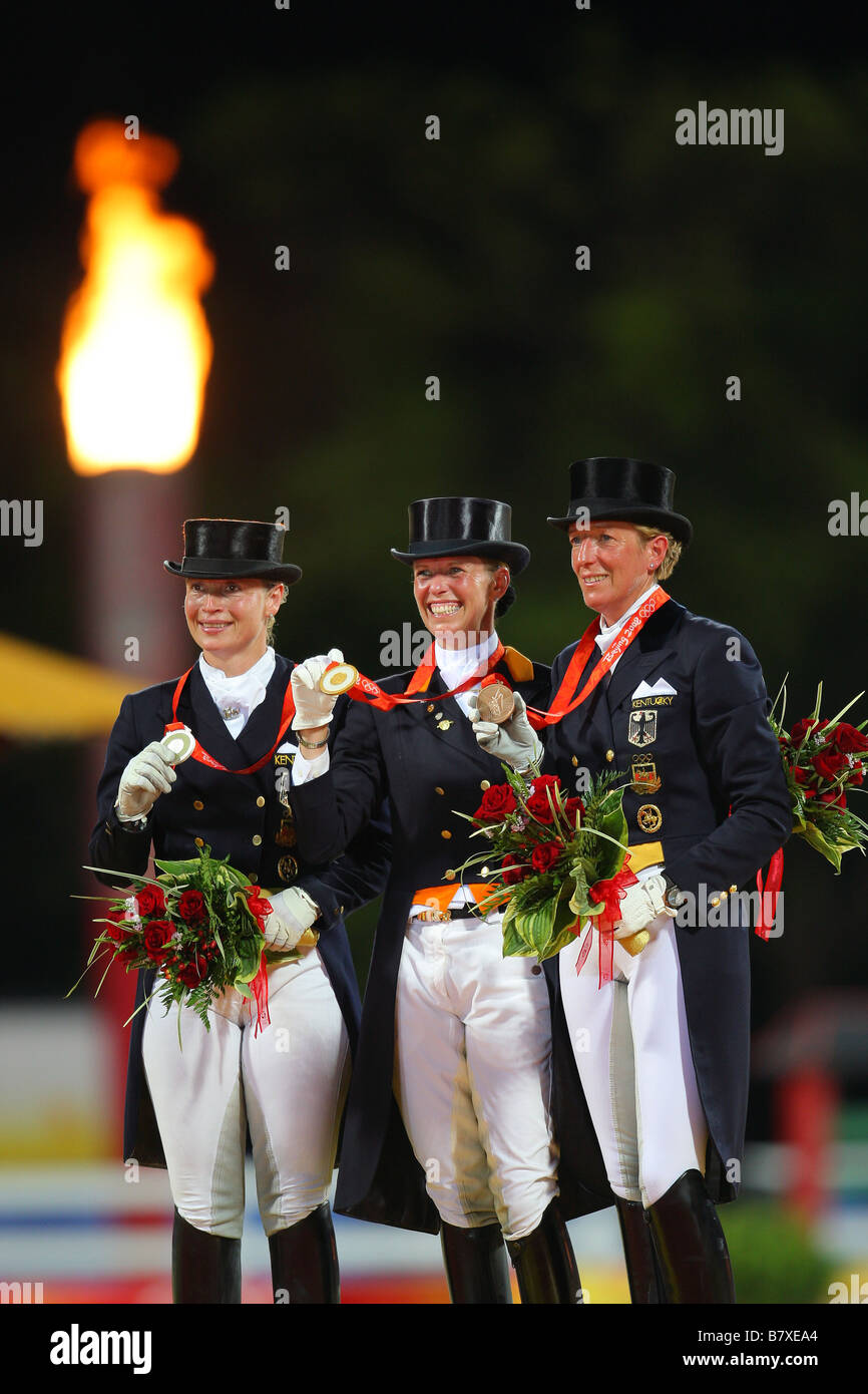 L a R Isabell Werth GER Anky Grunsven NED Heike Kemmer GER 19 AGOSTO 2008 Vi equestre celebra durante le Olimpiadi di Pechino 2008 Foto Stock