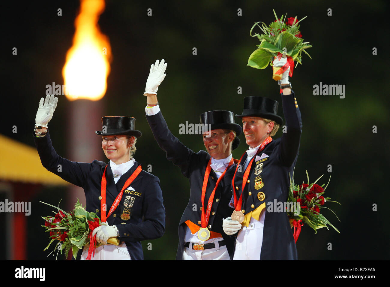 L a R Isabell Werth GER Anky Grunsven NED Heike Kemmer GER 19 AGOSTO 2008 Vi equestre celebra durante le Olimpiadi di Pechino 2008 Foto Stock