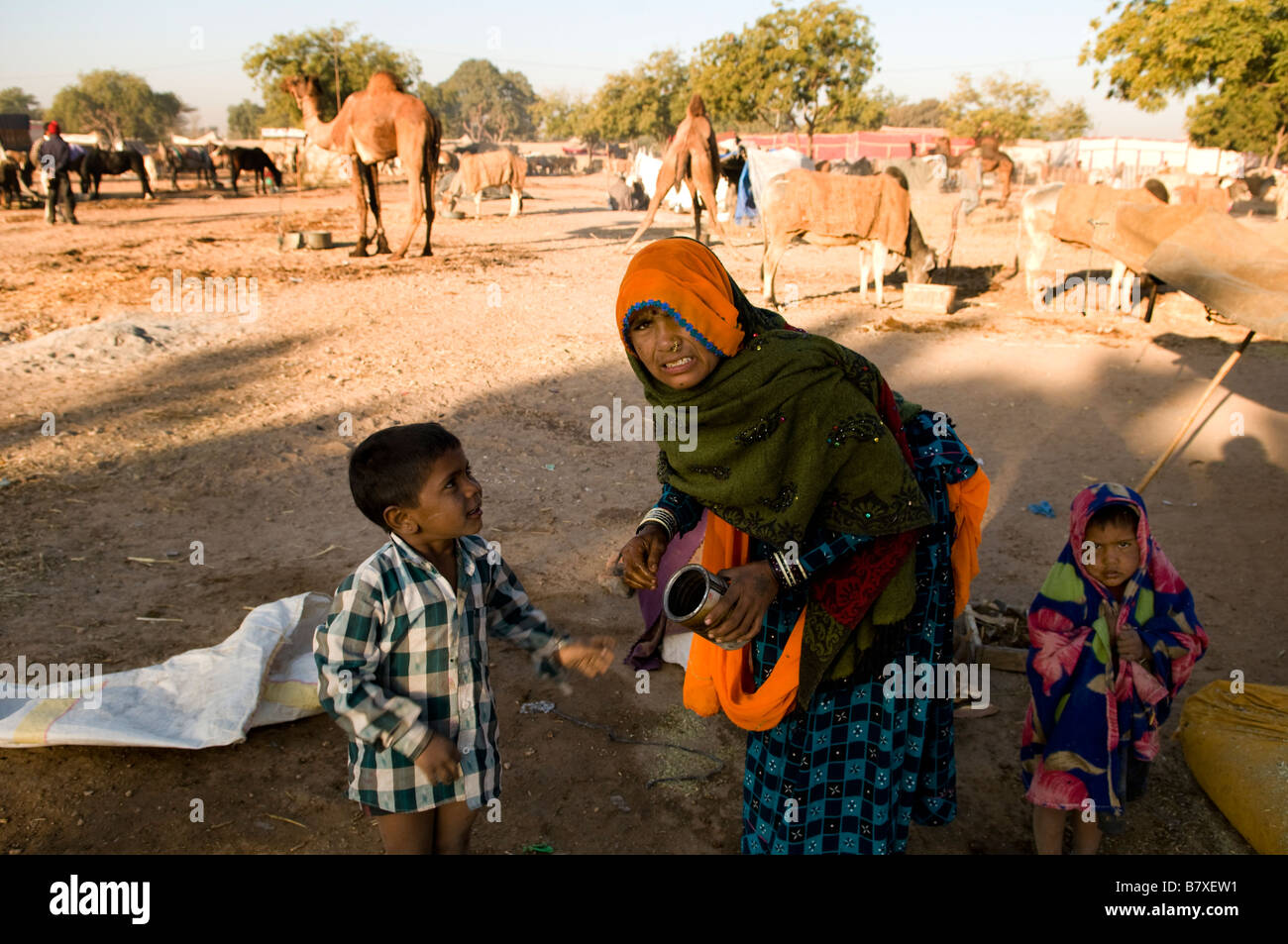 Una famiglia di Rajasthani si prepara per la lunga giornata di Nagaur fiera del bestiame nel Rajasthan, India. Foto Stock
