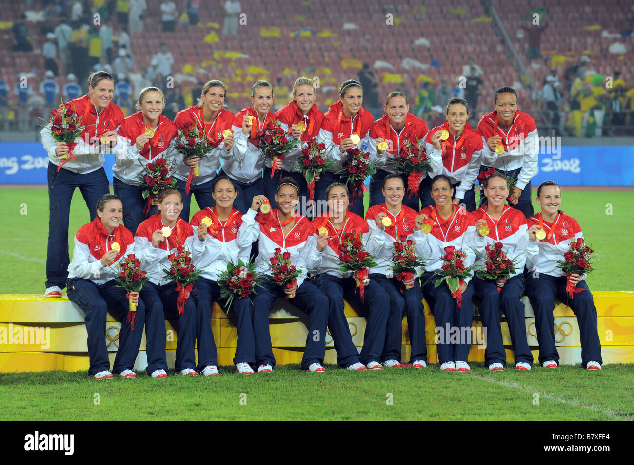 Stati Uniti Womens team group STATI UNITI D'AMERICA AGOSTO 21 2008 Football Stati Uniti pongono sul podio con le loro medaglie d oro per i Giochi Olimpici di Pechino 2008 Calcio femminile presso lo stadio dei lavoratori di Beijing Cina Foto di Atsushi Tomura AFLO SPORT 1035 Foto Stock