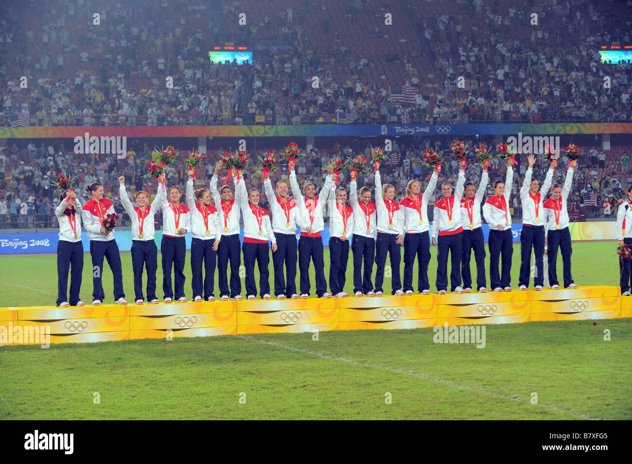 Stati Uniti Womens team group STATI UNITI D'AMERICA AGOSTO 21 2008 Football Stati Uniti pongono sul podio con le loro medaglie d oro per i Giochi Olimpici di Pechino 2008 Calcio femminile presso lo stadio dei lavoratori di Beijing Cina Foto di Atsushi Tomura AFLO SPORT 1035 Foto Stock