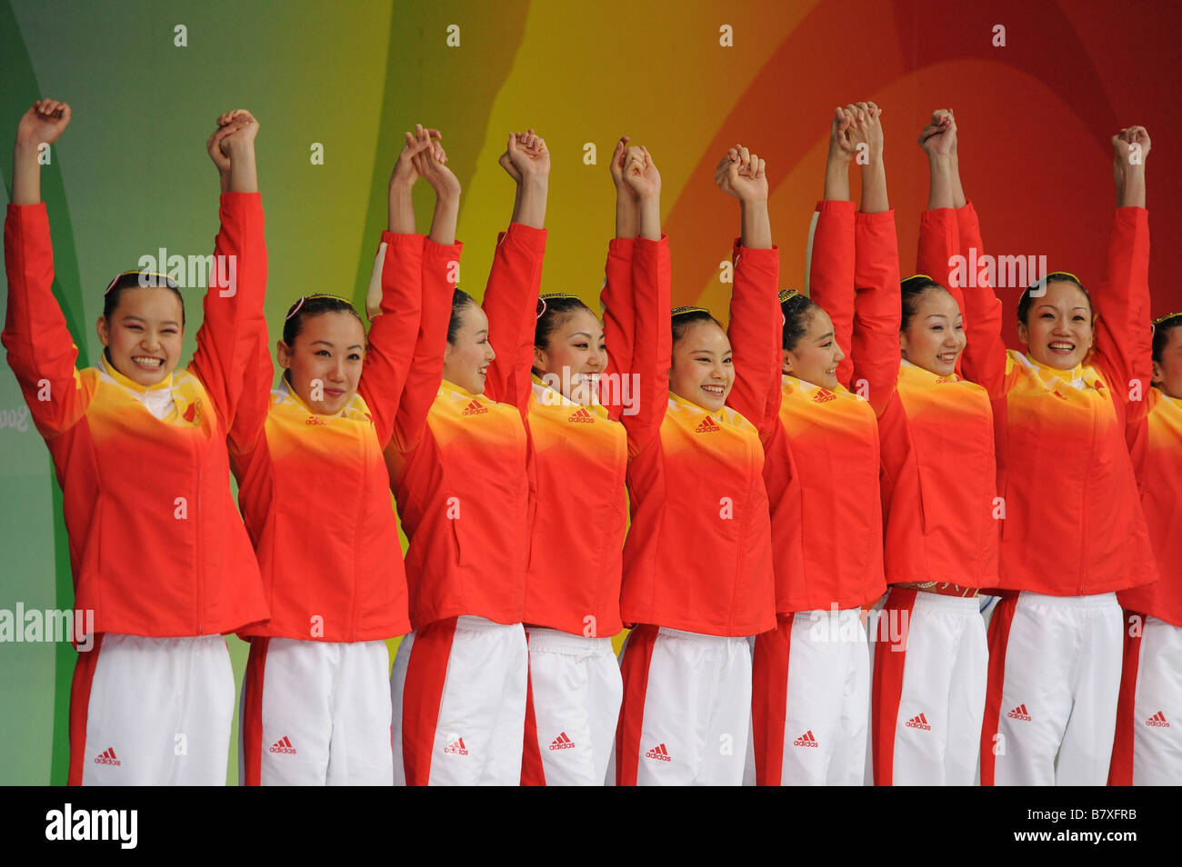 Il team cinese CHN Agosto 23 2008 nuoto sincronizzato celebrare la medaglia di bronzo sul podio dopo la premiazione di Pechino 2008 Giochi Olimpici Estivi Team Routine libero a livello nazionale Aquatics Centre Cubo Acqua Pechino Cina Foto di Masakazu Watanabe AFLO SPORT 0005 Foto Stock
