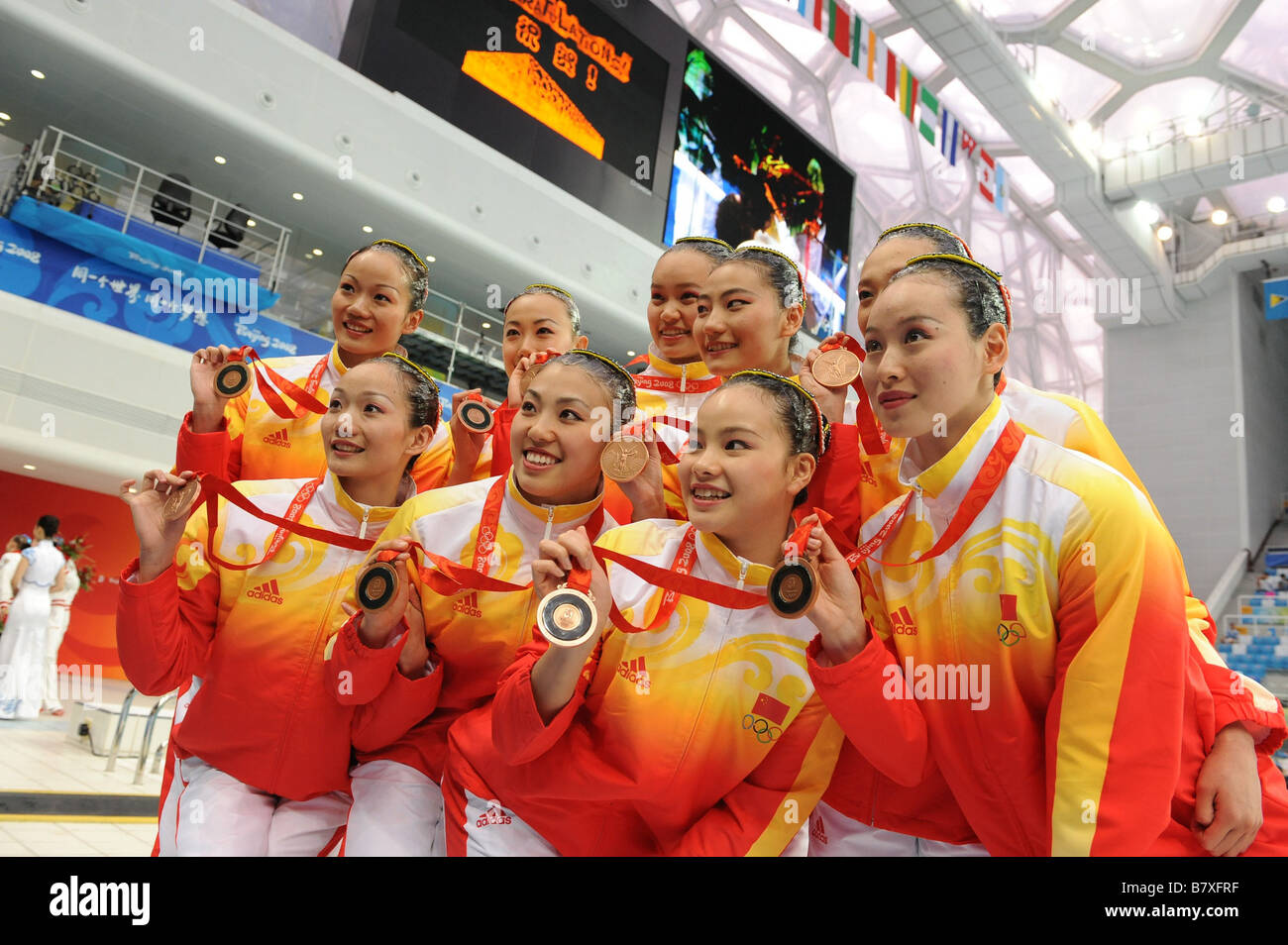 Il team cinese CHN Agosto 23 2008 nuoto sincronizzato celebrare la medaglia di bronzo dopo la premiazione di Pechino 2008 Giochi Olimpici Estivi Team Routine libero a livello nazionale Aquatics Centre Cubo Acqua Pechino Cina Foto di Masakazu Watanabe AFLO SPORT 0005 Foto Stock