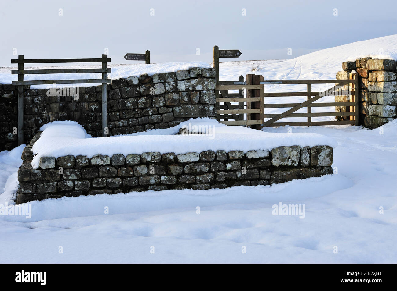 Vista invernale della coperta di neve del Vallo di Adriano a Knag bruciare la torretta nei pressi di Housesteads Foto Stock