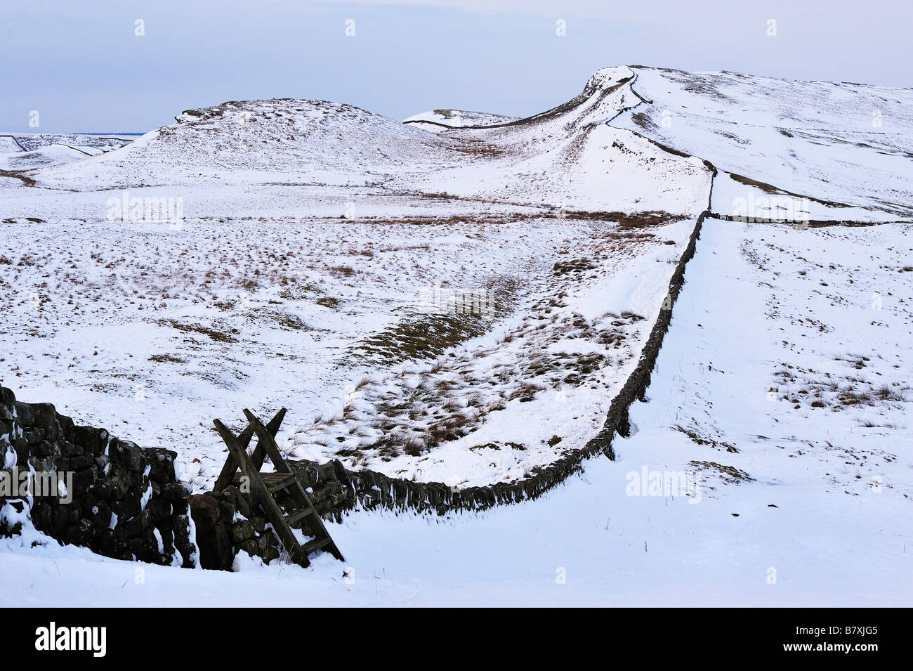 Vista invernale della coperta di neve del Vallo di Adriano guardando ad est verso Sewingshields balze Foto Stock