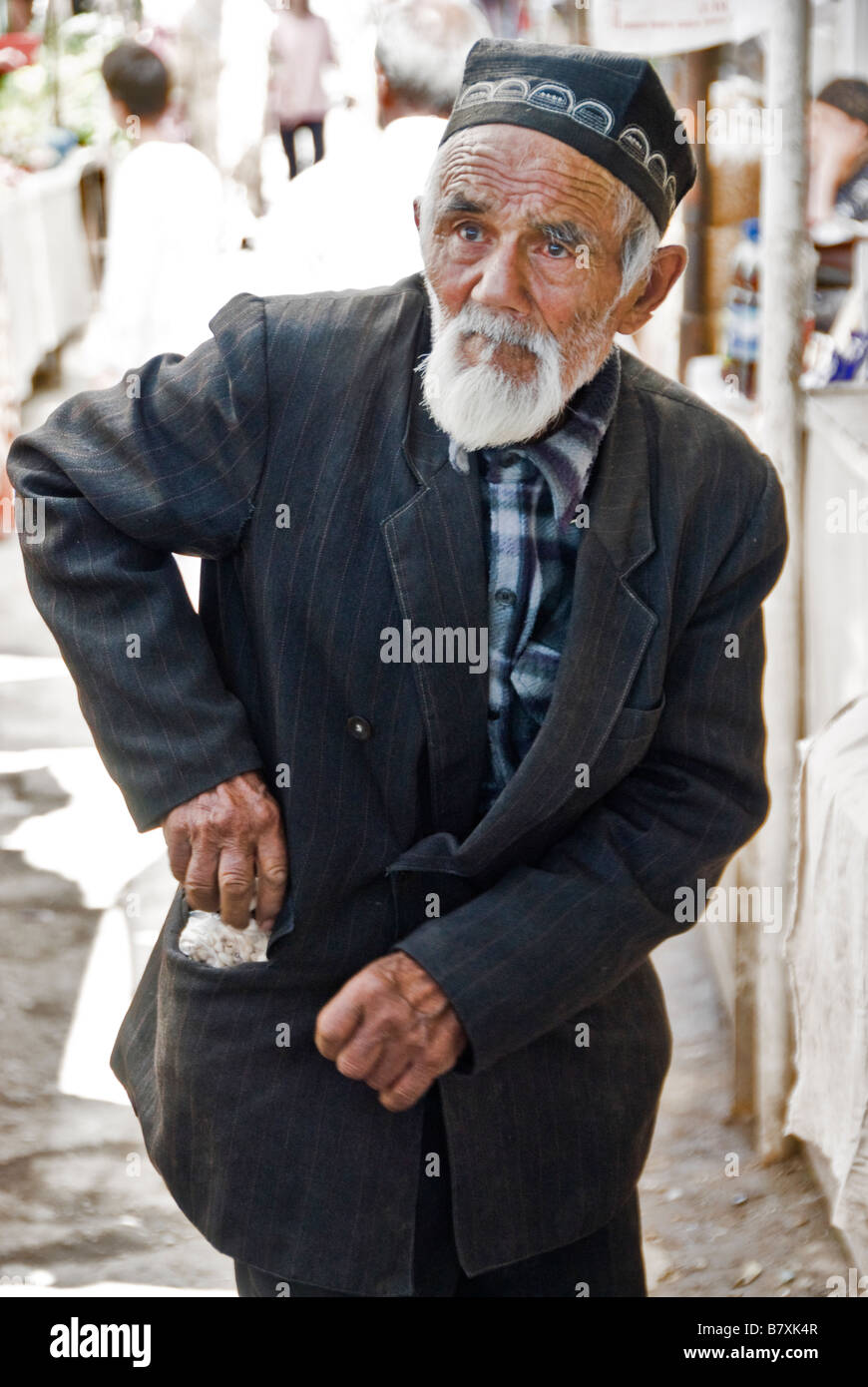 Persone del Kirghizistan nel mercato Osh Kirghizistan Foto Stock