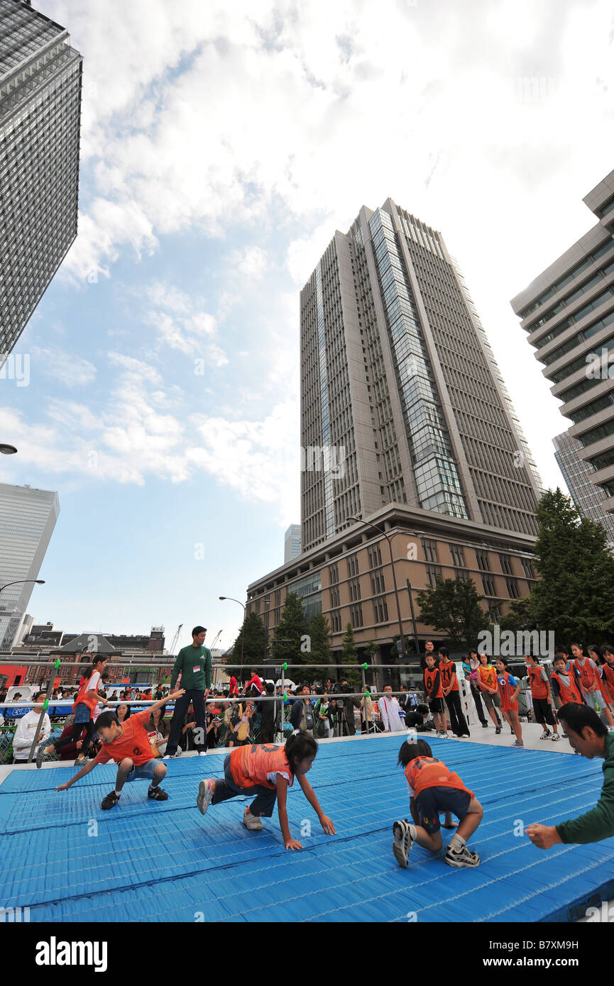 Dimostrazione di ginnastica 12 ottobre 2008 ginnastica artistica Marunouchi Tokyo Street durante una pubblica dimostrazione sportiva alla Stazione di Tokyo Square Tokyo Japan Photo by Jun Tsukida AFLO SPORT 0003 Foto Stock