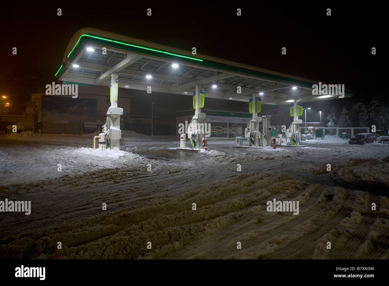 M+S themed la stazione di benzina accanto a Surrey una strada in inverno neve 2009 Foto Stock