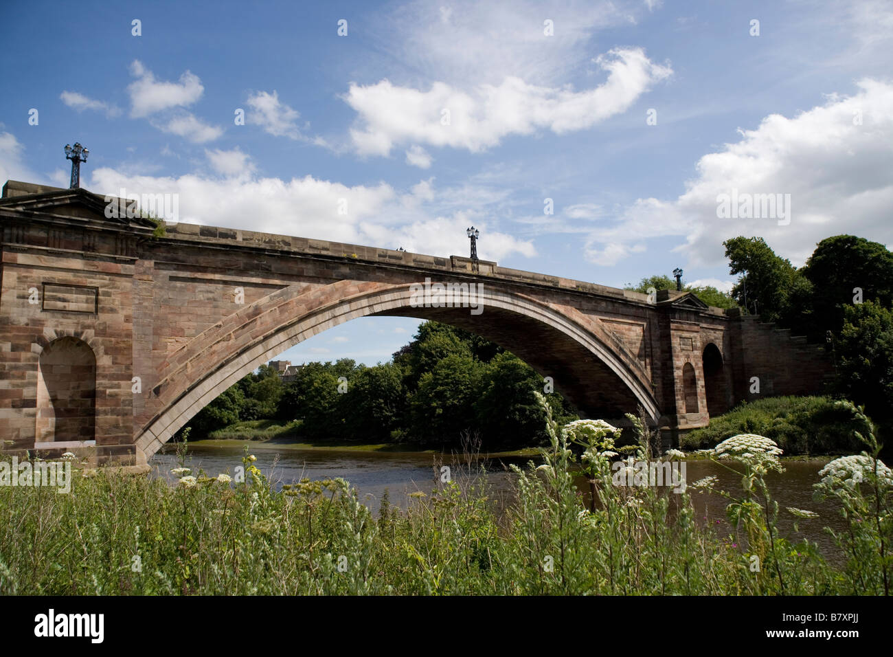 Il Grosvenor Road ponte sopra il fiume Dee dall'Roodee'ippodromo di Chester Inghilterra England Foto Stock