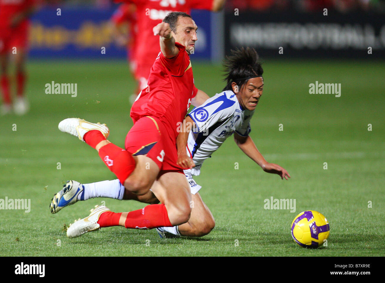 L a R Michael Valkanis Adelaide Masato Yamazaki Gamba 12 novembre 2008 Football AFC Champions League 2008 Finale 2 Gamba corrispondono Foto Stock