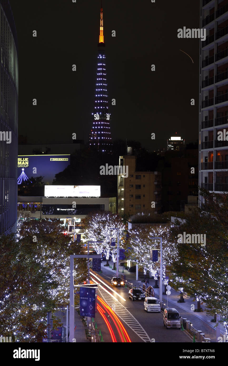 La Torre di Tokyo è illuminata da 180 Landmark luci su 1 Dicembre 2008 in occasione del cinquantesimo anniversario della Tokyo s landmark 333 metro di altezza della torre di comunicazione aperta per la prima volta al pubblico il 23 dicembre 1958 a seguito di una 14 mese la costruzione in midtown Foto di AFLO 1090 Foto Stock