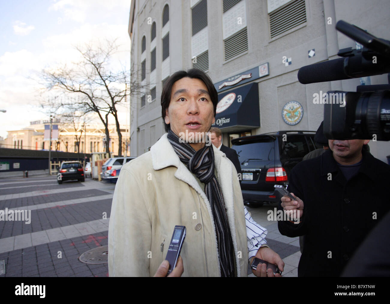 Hideki Matsui Yankees 1 DICEMBRE 2008 MLB Hideki Matsui dei New York Yankees risponde alle domande per supporti in giapponese nella parte anteriore del Yankee Stadium nel Bronx NY USA Hideki Matsui visite stadium per ricevere il trattamento per il suo ginocchio infortunato Foto di Thomas Anderson AFLO 0903 giornale giapponese fuori Foto Stock