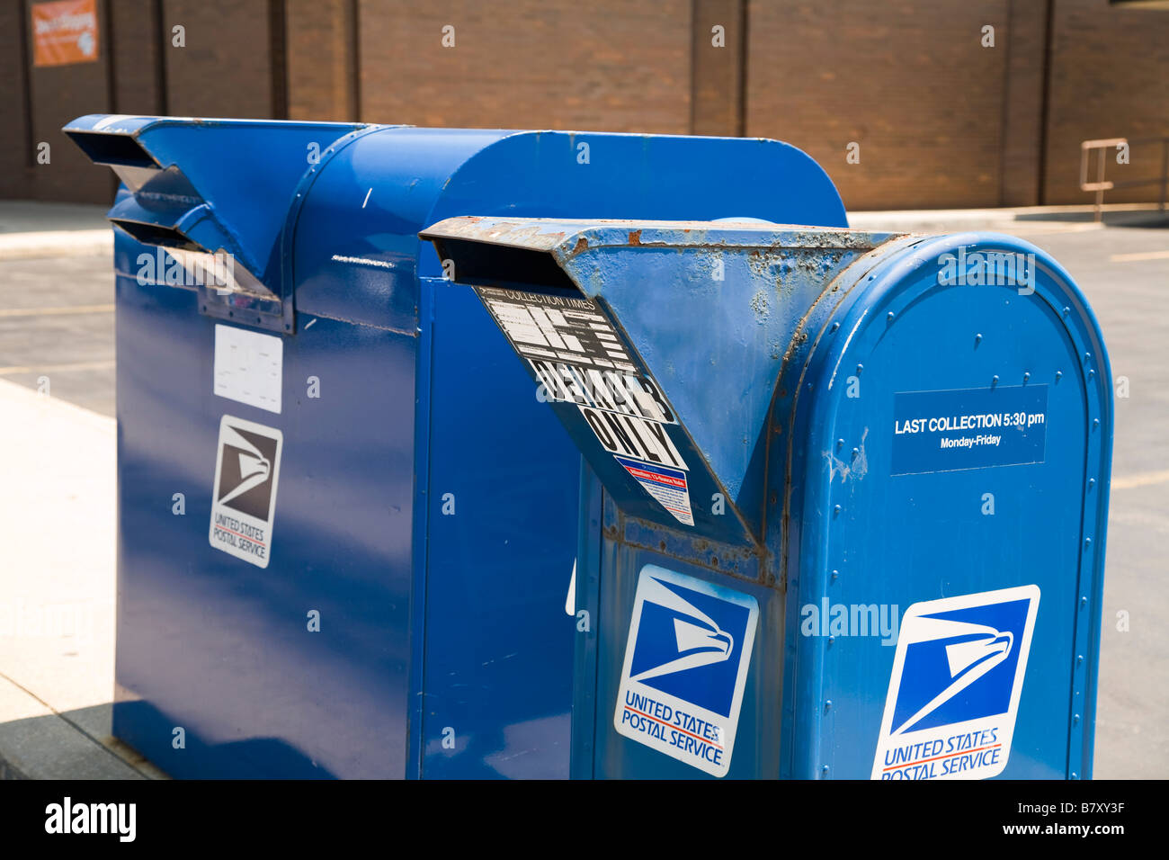ILLINOIS DeKalb United States Post Office caselle blu presso un ufficio postale con posta elettronica gli orari di prelevamento e di servizi Foto Stock