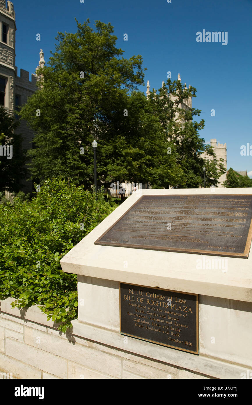 ILLINOIS DeKalb lapide con gli emendamenti del progetto di legge di diritti sul campus della Northern Illinois University Foto Stock ILLINOIS DeKalb lapide con gli emendamenti del progetto di legge di diritti sul campus della Northern Illinois University Foto Stock