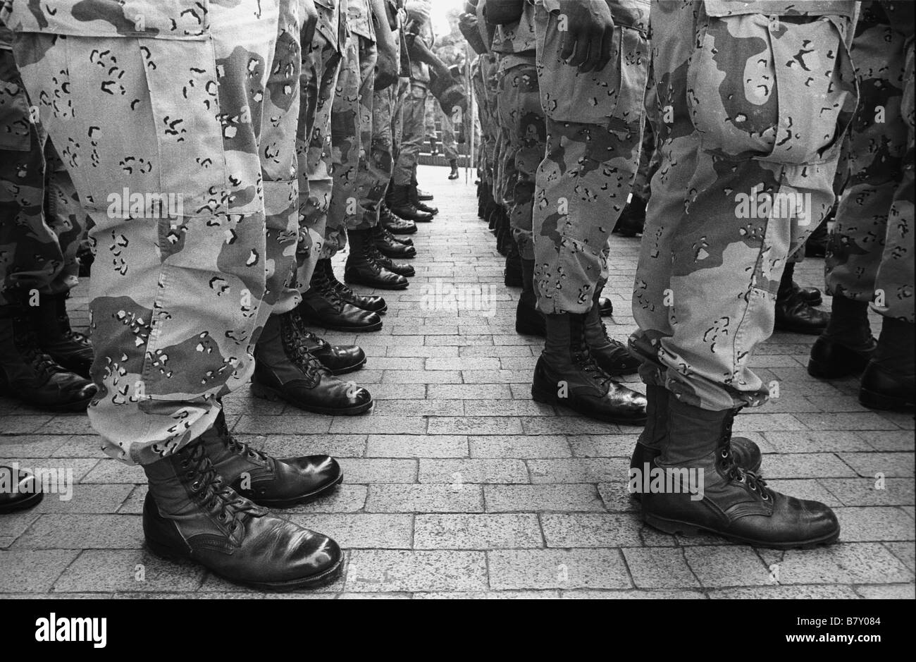 Stivali militari all attenzione, Desert Storm Parade di New York City, 1991 Foto Stock