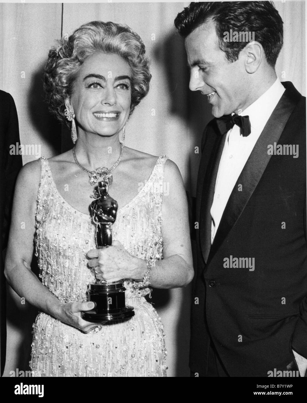 Oscars 1963 Cérémonie des Oscars en 1963 Joan Crawford Anno: che hanno accettato l'oscar per Anne Bancroft, miglior attrice, in 'The Miracle Worker" - e Maximilian Schell miracolo en Alabama Anno: 1962 - Foto Stock