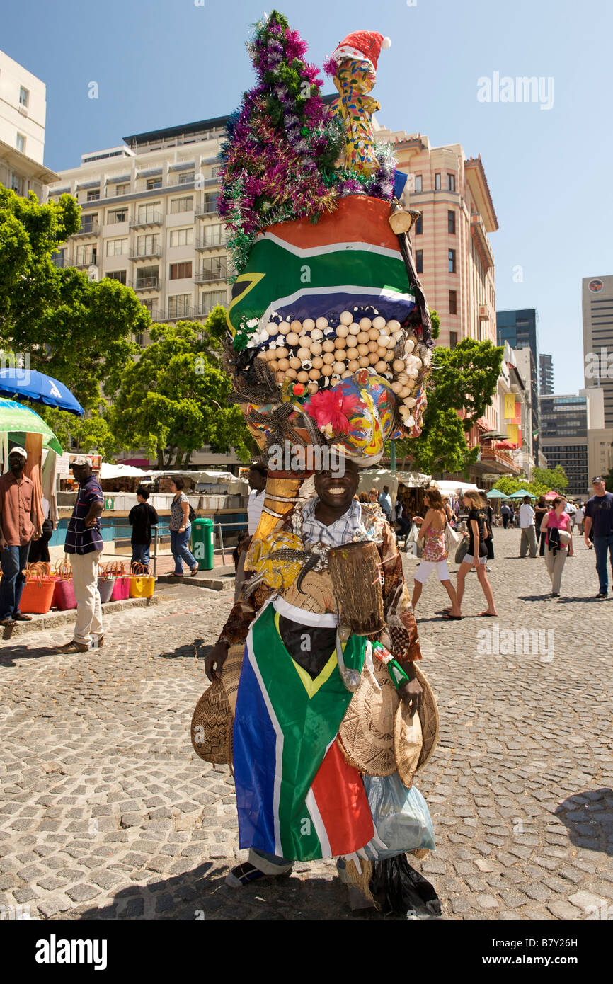 African uomo vestito stravagante in Piazza Greenmarket a Cape Town. Foto Stock