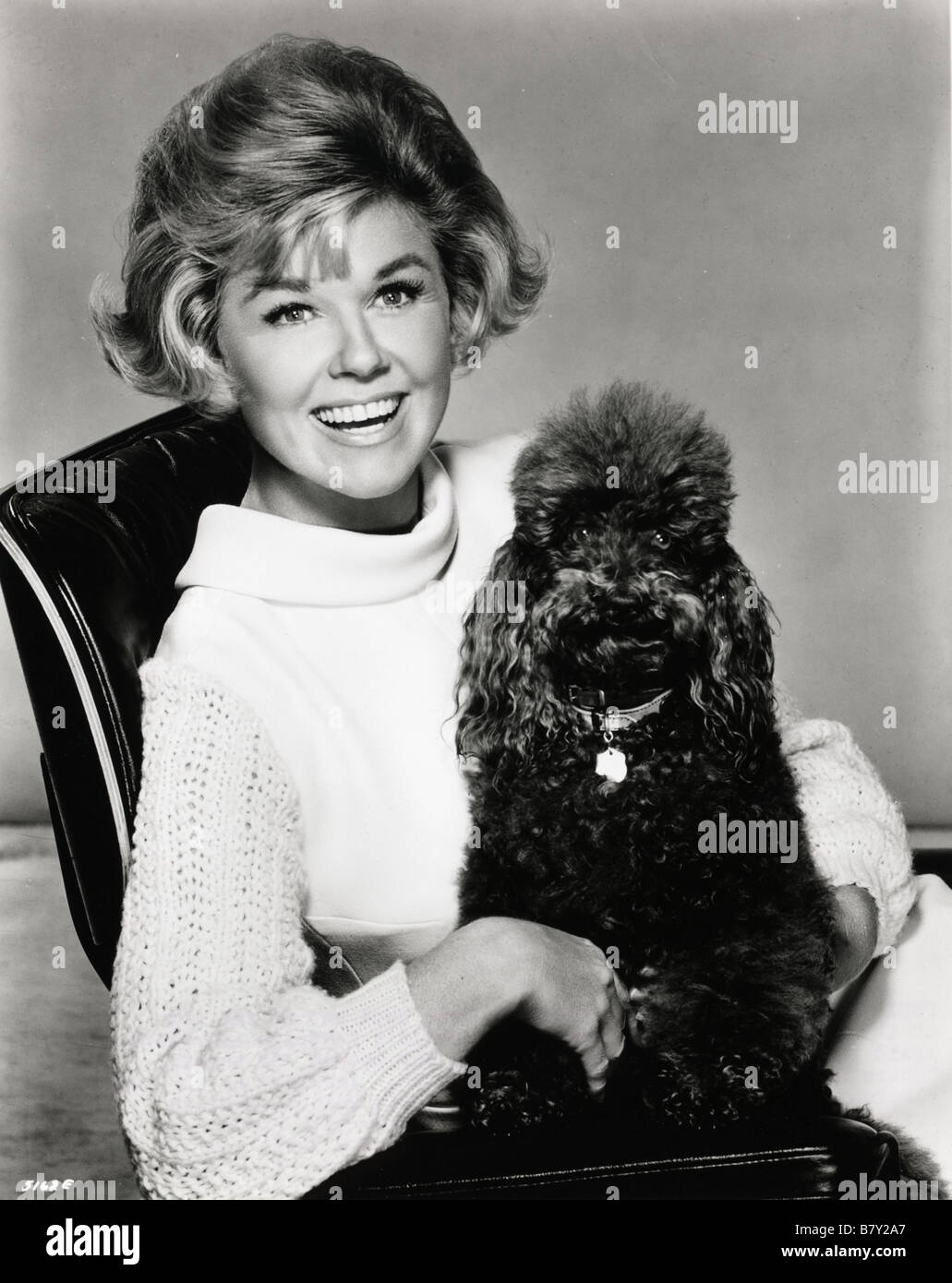 Doris Day con pet poodle Ca 1965 Foto Stock