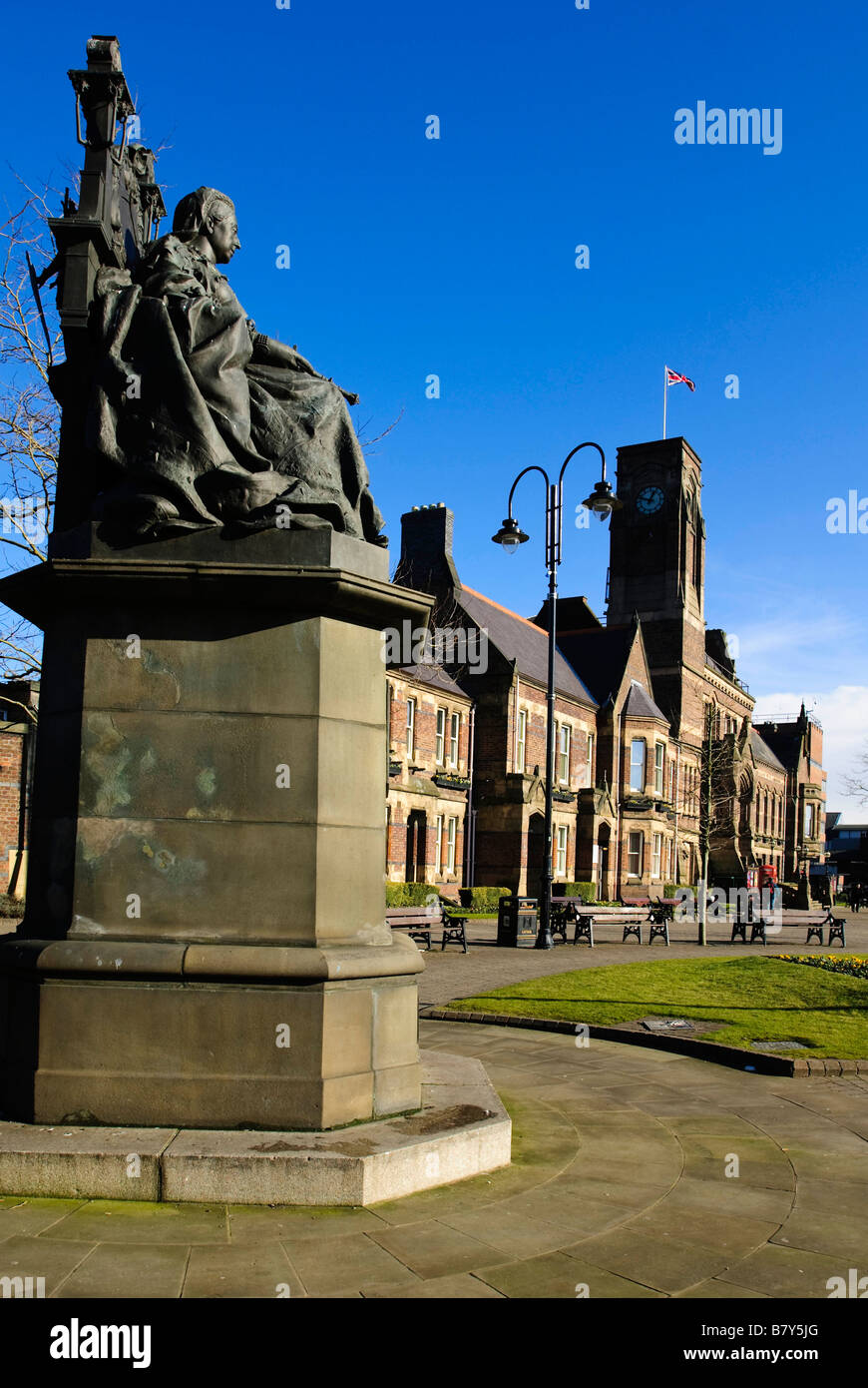 Victoria Square in St.Helens Merseyside con il Municipio e la statua della regina Victoria. Foto Stock