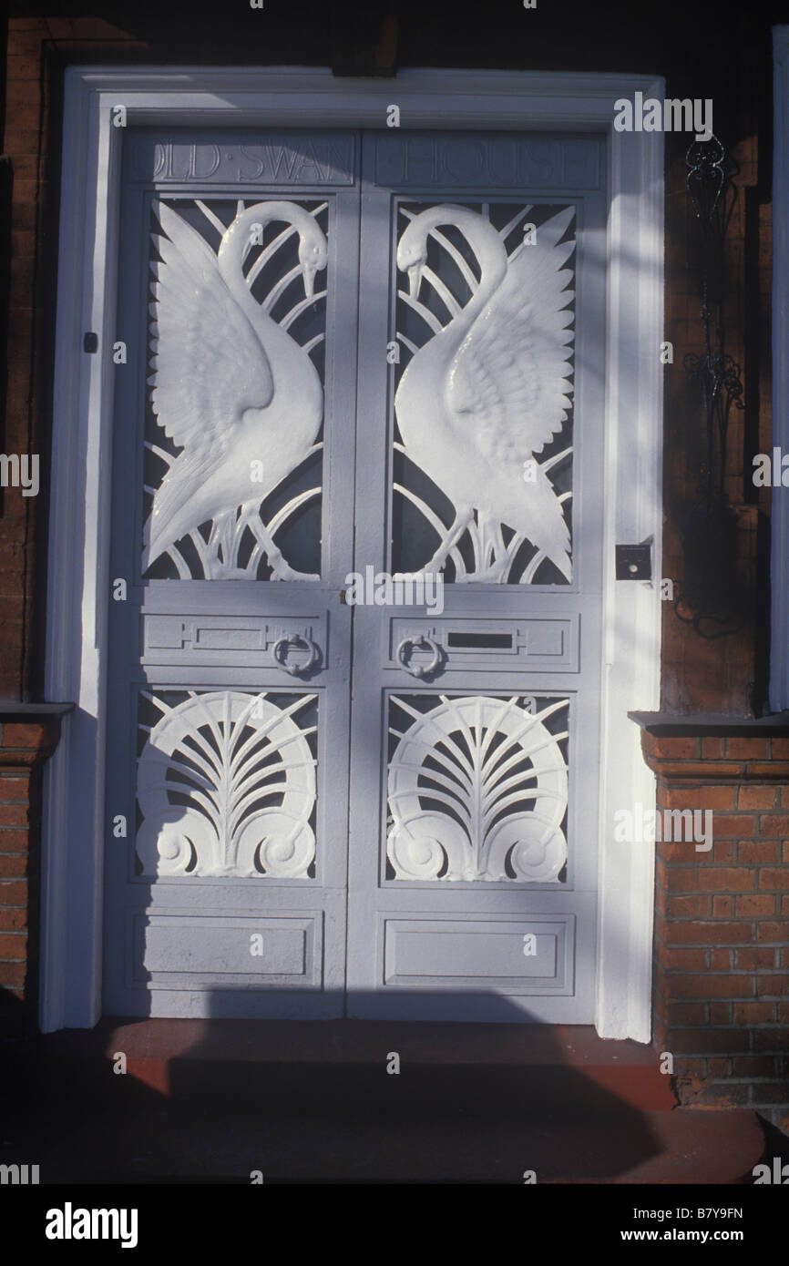 Swan House Chelsea Embankment London dettaglio della porta anteriore progettato da Richard Norman Shaw 1875 - 1877. Arti e Mestieri style Foto Stock