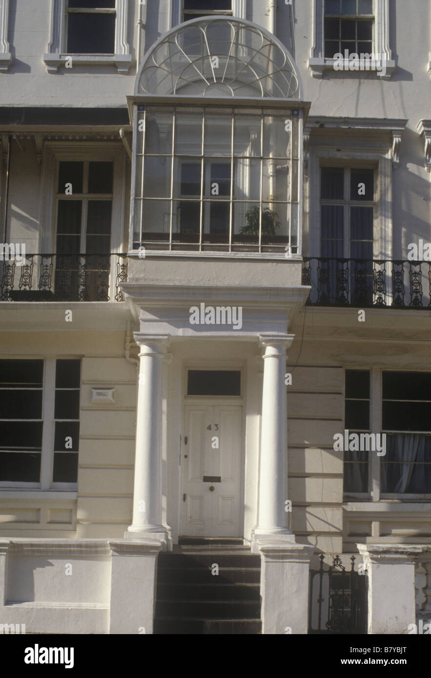 Kensington sala vetrata o conservatorio aggiunto come moderni alterazione al di sopra di portico in early terrazza Vittoriana Foto Stock