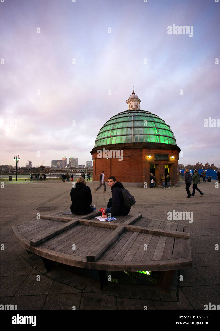 Tramonto a Greenwich Foot Tunnel di collegamento Londra Greenwich con Borough of Tower Hamlets Foto Stock