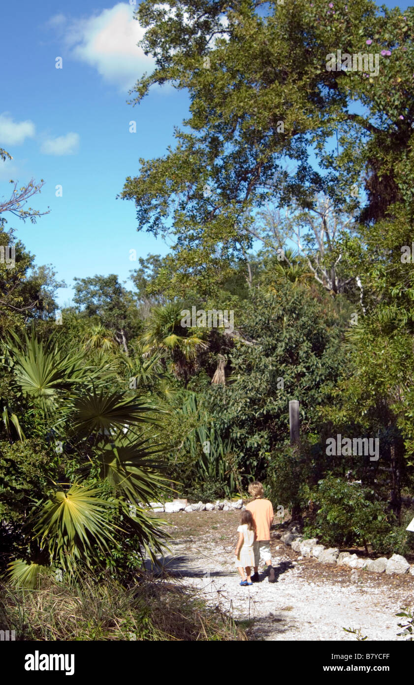 Un ragazzo e una ragazza camminare nei tropichi Foto Stock