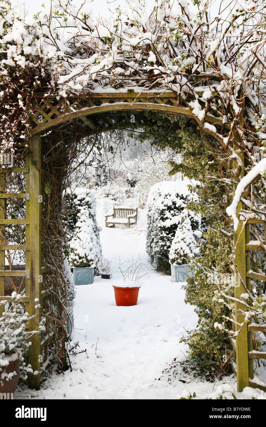 Un giardino subito dopo la nevicata. Foto Stock