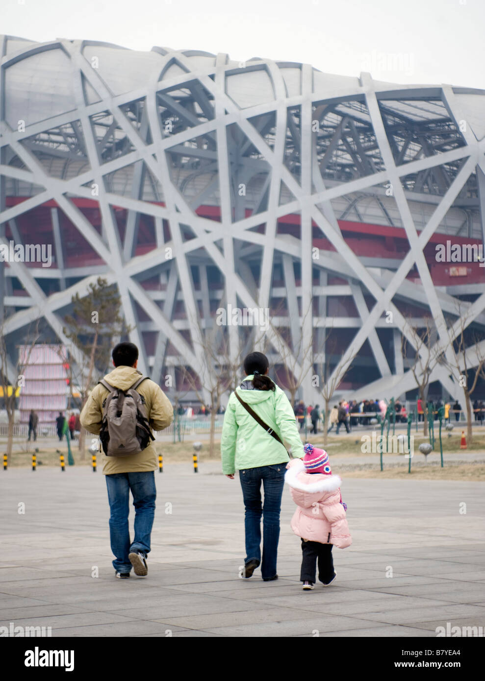 Famiglia di tre persone con un unico baby ragazza camminare verso il Bird's Nest Stadio Olimpico di Pechino 2009 Foto Stock