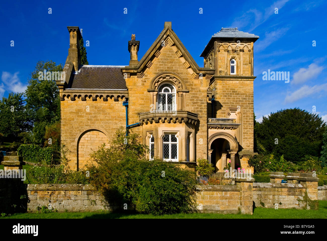 Casa nel modello di Edensor villaggio nei pressi di Bakewell nel Derbyshire Peak District Inghilterra REGNO UNITO Foto Stock