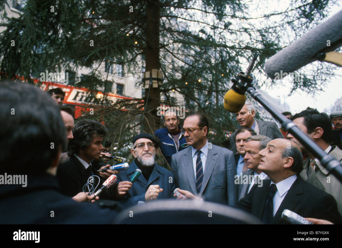 Abbé Pierre Abbé Pierre noël de l'abbé Pierre decembre 1986 avec Jacques Chirac et Daniel Guichard Photo Marie-Laurence Harot Foto Stock