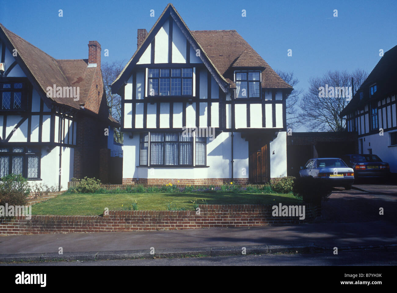 Norwood Surrey UK tipico Home Counties suburban staccata casa di famiglia costruita negli anni venti o trenta in finto legno Tudor stile cornice Foto Stock