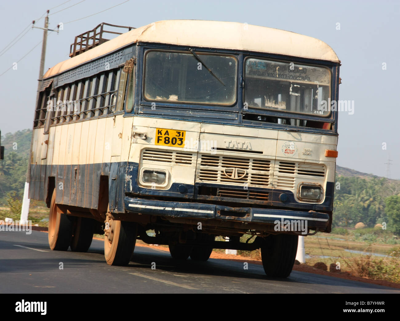 Tata bus a velocità nelle zone rurali del Karnataka India Foto Stock