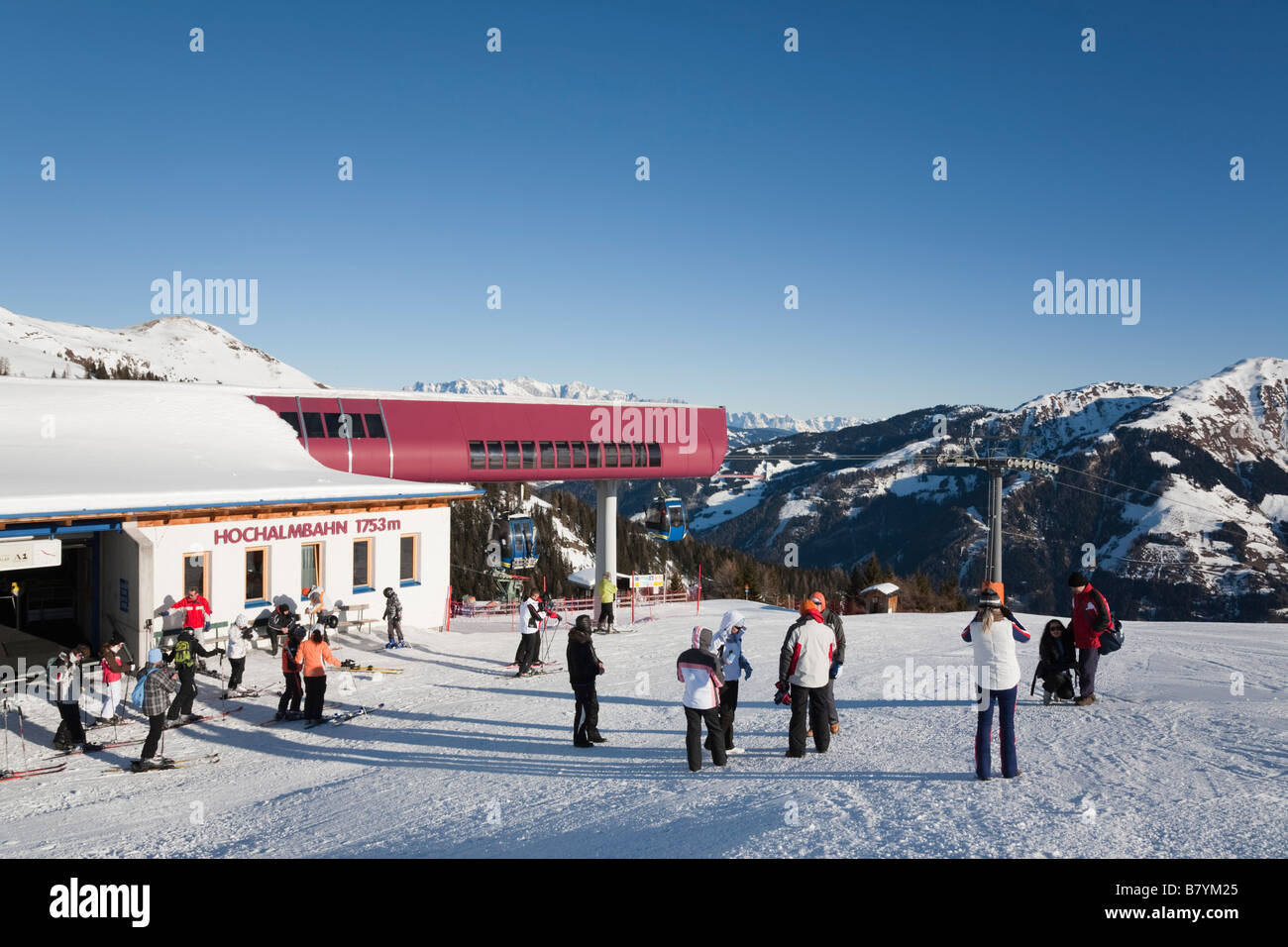 Gli sciatori e gli escursionisti su pista pendio di neve da Hochalmbahn stazione gondola in Nationalpark Hohe Tauern nelle Alpi austriache. Rauris Austria Foto Stock