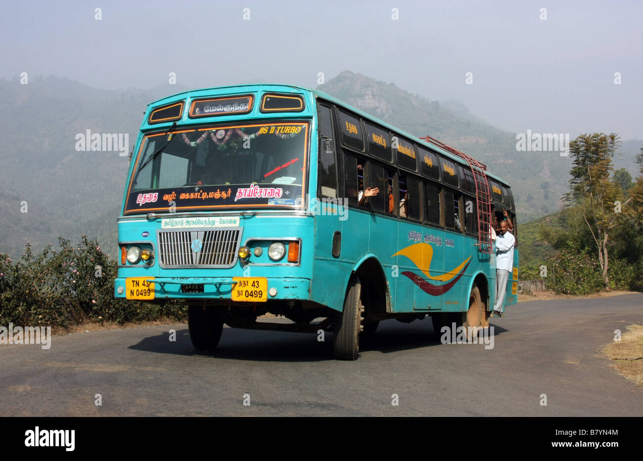 Leyland bus in montagna rurali del Tamil Nadu India Foto Stock