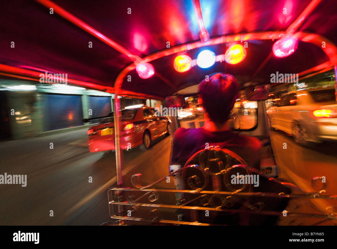 Accelerando attraverso il traffico nel retro di un'auto rickshaw tuk tuk Pathumwan quartiere centrale di Bangkok in Thailandia Foto Stock
