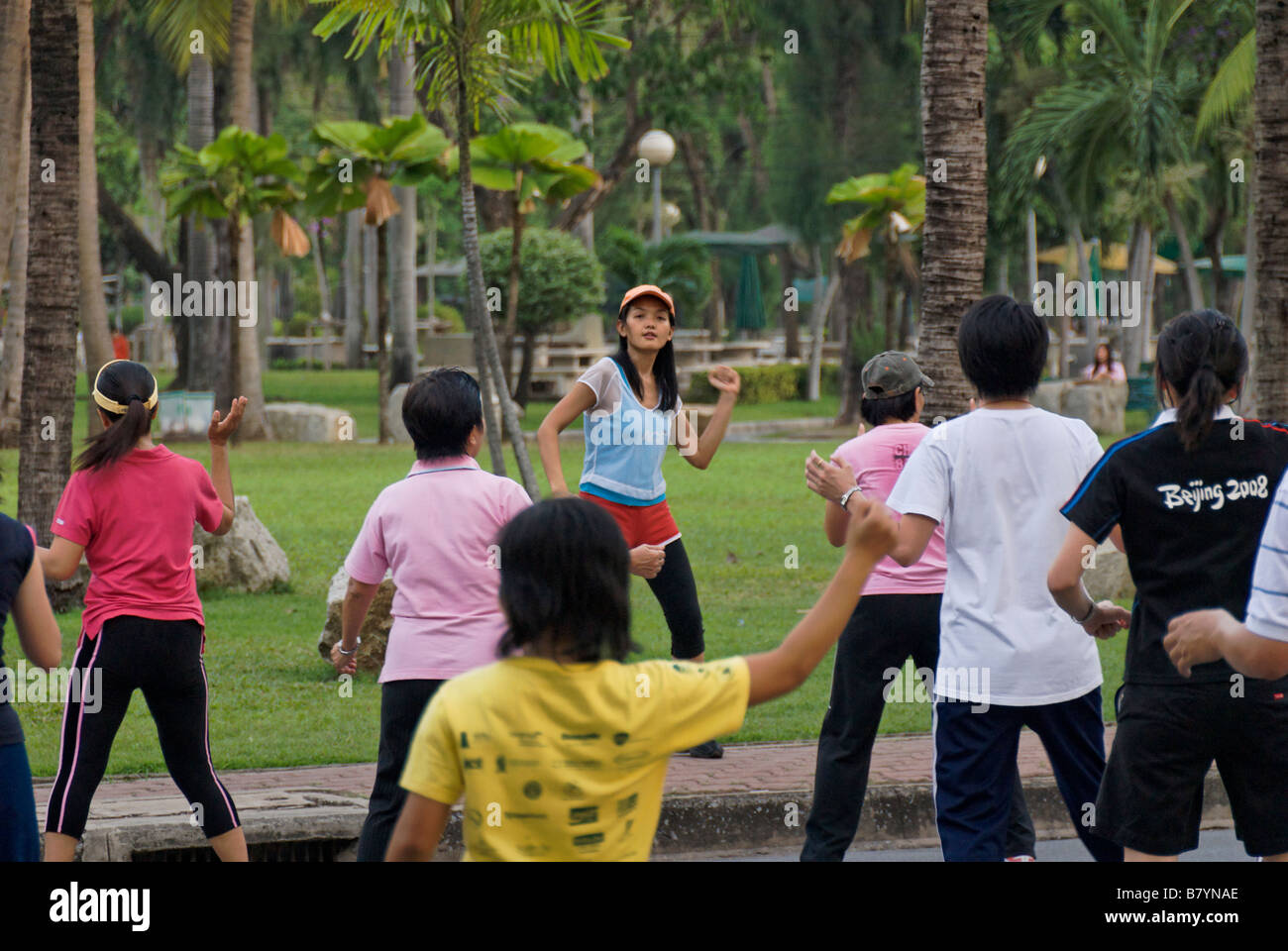 Serata di danza aerobica esercizi nel Parco Lumphinee Pathumwan quartiere centrale di Bangkok in Thailandia Foto Stock