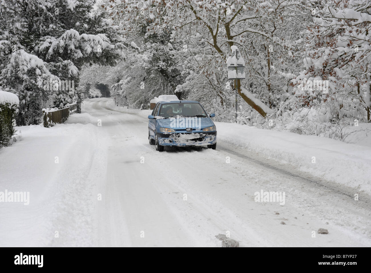 Automobile che viaggia su un paese nevoso lane Foto Stock