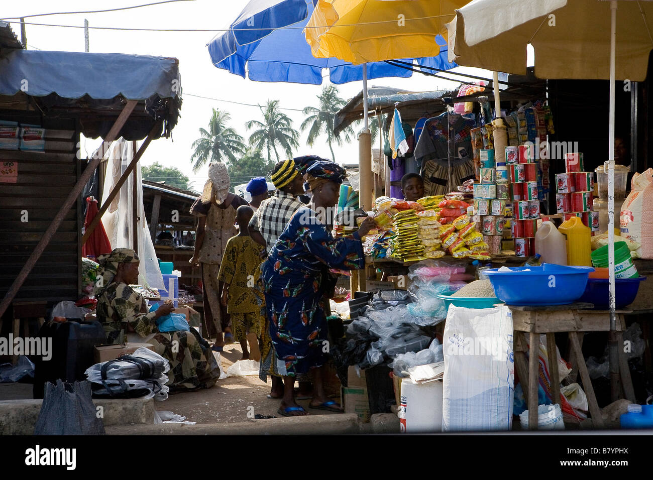 People Shopping in un mercato locale in Poka Epe Nigeria Foto Stock