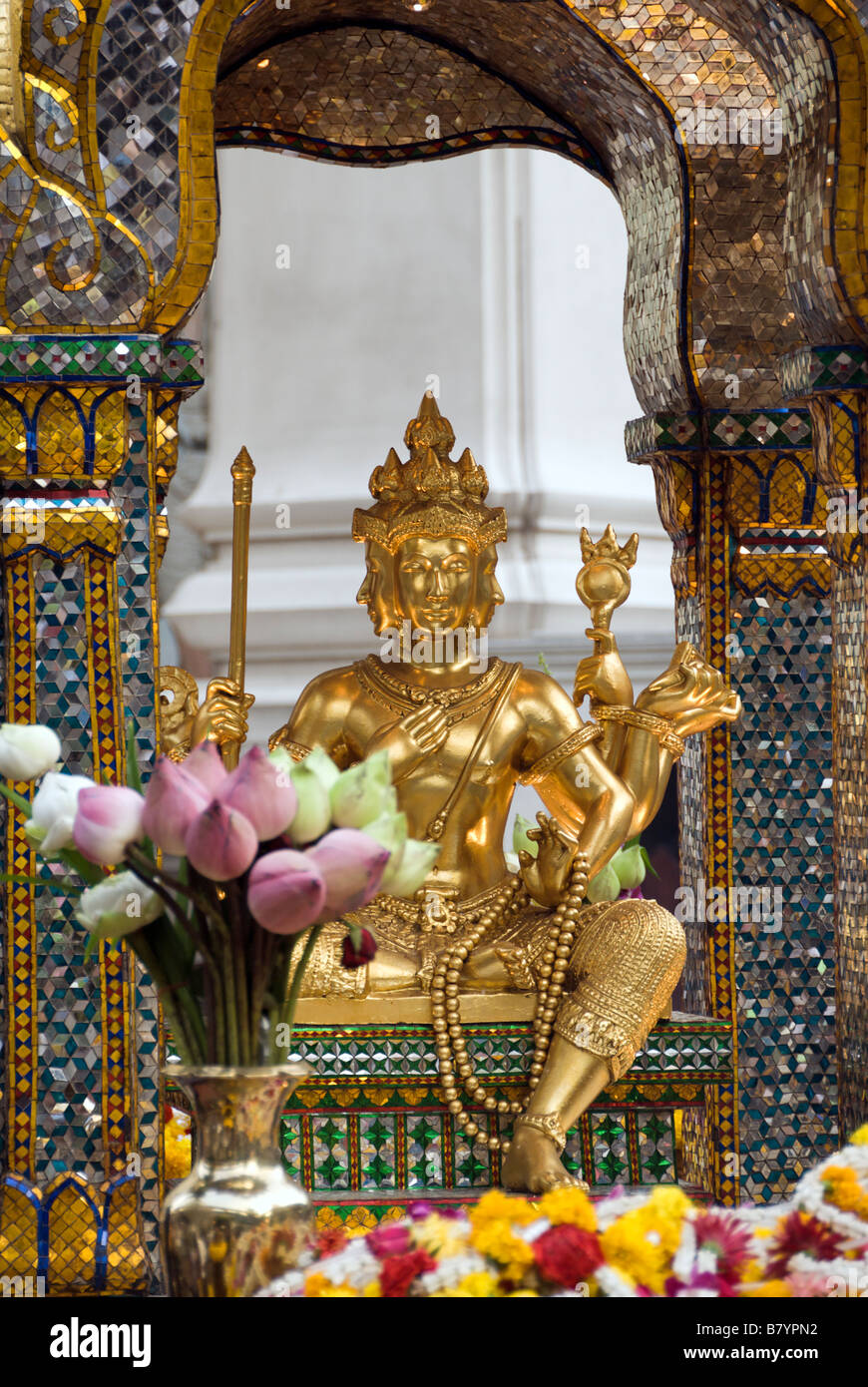 Erawan santuario buddista sul piazzale della sistemazione di Erawan shopping mall Pathumwan quartiere centrale di Bangkok in Thailandia Foto Stock