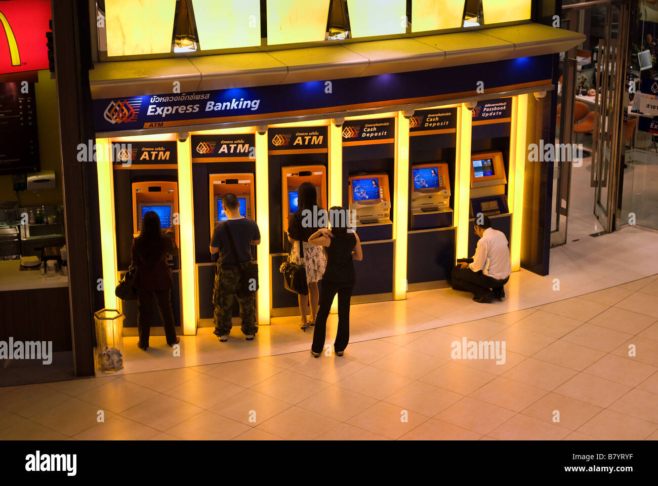Fila di ATM Bancomat nella sistemazione di shopping mall Pathumwan quartiere centrale di Bangkok in Thailandia Foto Stock